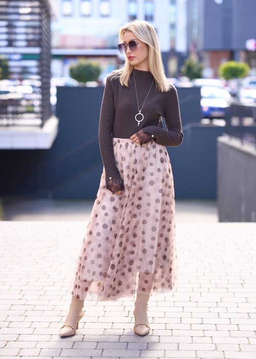 Zwiewna, tiulowa spódnica midi w delikatnym beżowym odcieniu, ozdobiona dużym wzorem w kropki