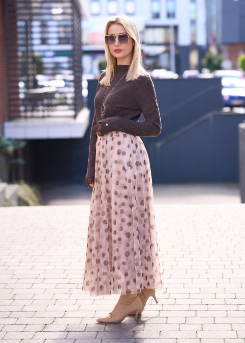 Zwiewna, tiulowa spódnica midi w delikatnym beżowym odcieniu, ozdobiona dużym wzorem w kropki