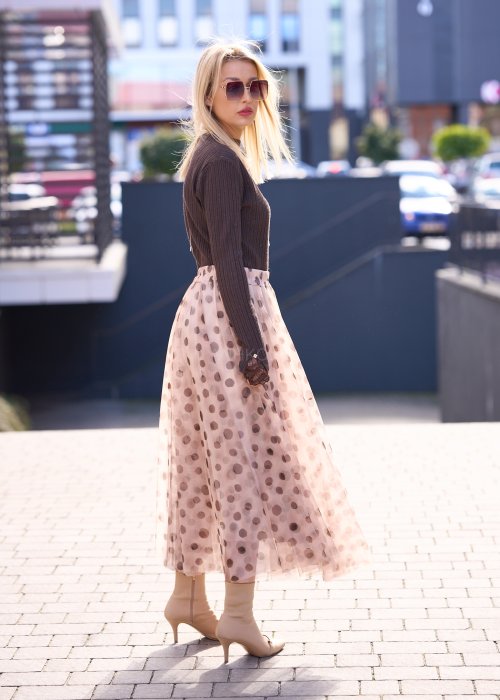 Zwiewna, tiulowa spódnica midi w delikatnym beżowym odcieniu, ozdobiona dużym wzorem w kropki