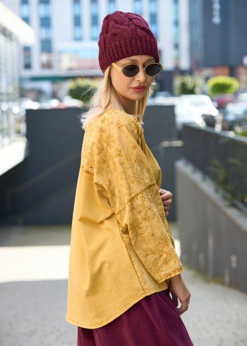 Luźna, musztardowa bluzka o swobodnym kroju z dekoracyjnymi, haftowanymi rękawami 3/4.