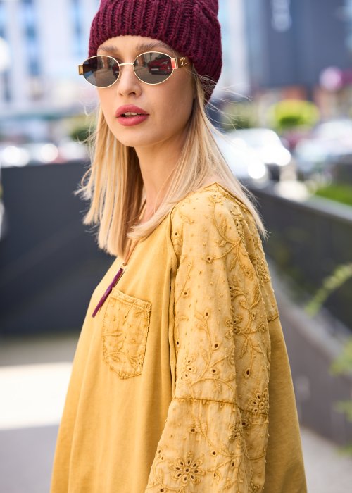 Luźna, musztardowa bluzka o swobodnym kroju z dekoracyjnymi, haftowanymi rękawami 3/4.