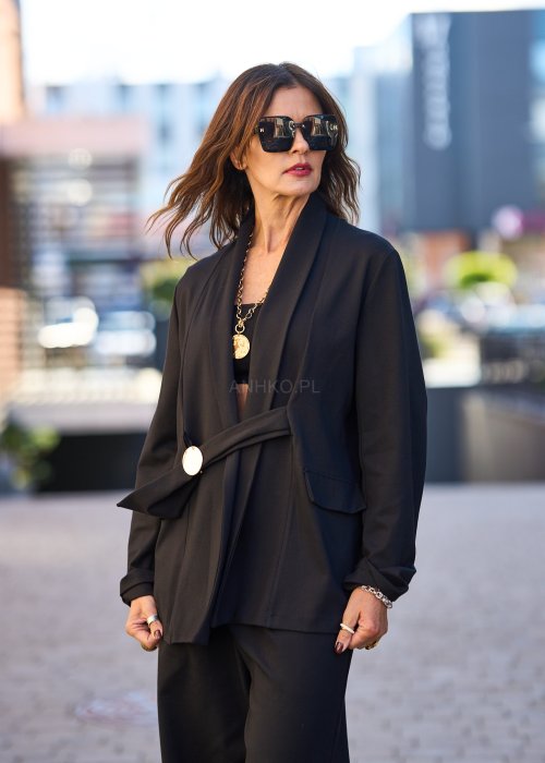 Czarna marynarka w nowoczesnym wydaniu to propozycja dla kobiet, które lubią klasykę przełamaną odrobiną charakteru.