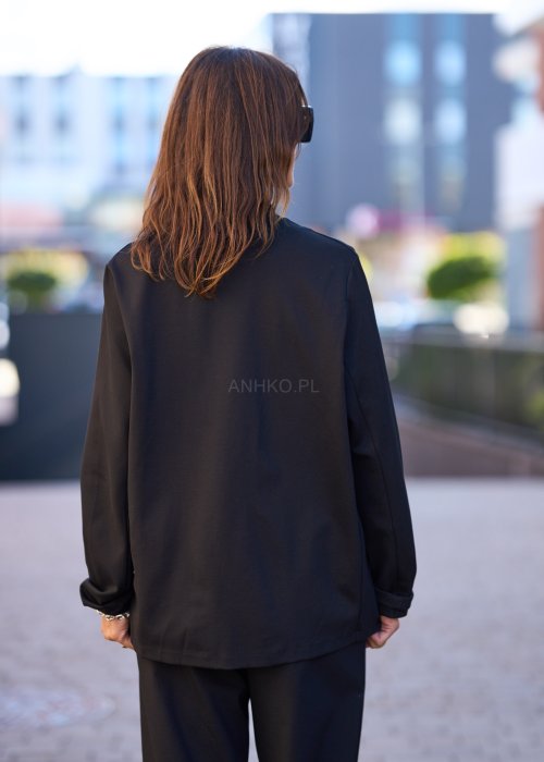 Czarna marynarka w nowoczesnym wydaniu to propozycja dla kobiet, które lubią klasykę przełamaną odrobiną charakteru.