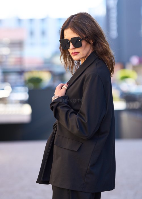 Czarna marynarka w nowoczesnym wydaniu to propozycja dla kobiet, które lubią klasykę przełamaną odrobiną charakteru.