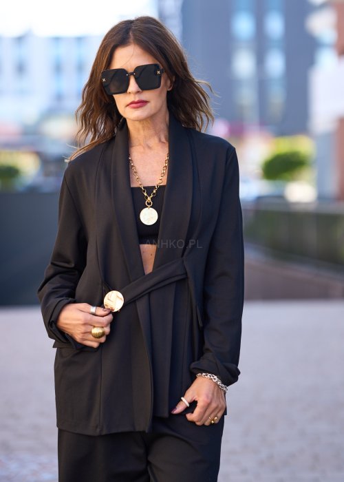 Czarna marynarka w nowoczesnym wydaniu to propozycja dla kobiet, które lubią klasykę przełamaną odrobiną charakteru.