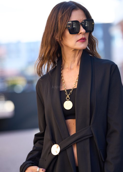 Czarna marynarka w nowoczesnym wydaniu to propozycja dla kobiet, które lubią klasykę przełamaną odrobiną charakteru.