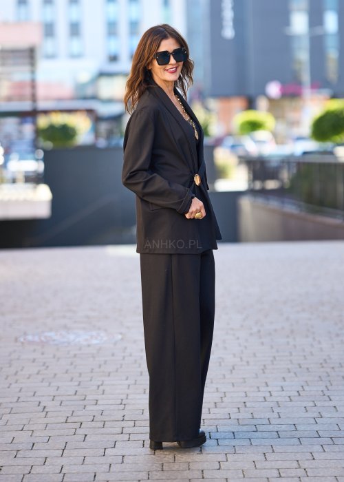 Czarna marynarka w nowoczesnym wydaniu to propozycja dla kobiet, które lubią klasykę przełamaną odrobiną charakteru.
