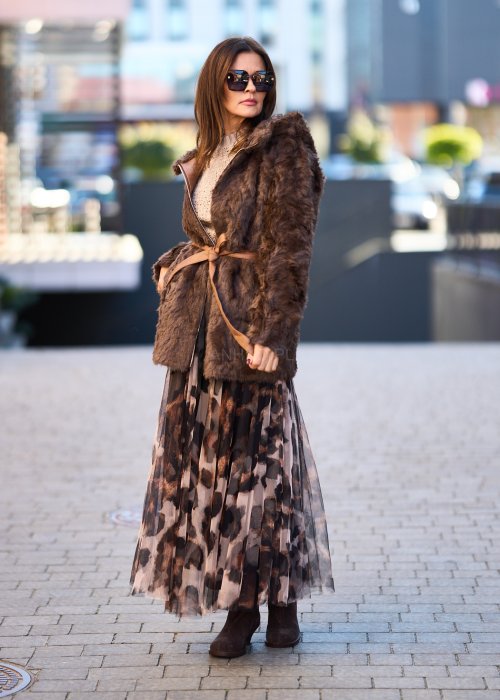 Brązowa dwustronna kurtka z futrzanym wykończeniem, kapturem i paskiem w talii, styl boho chic