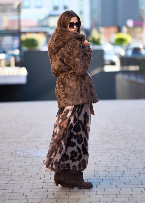 Brązowa dwustronna kurtka z futrzanym wykończeniem, kapturem i paskiem w talii, styl boho chic