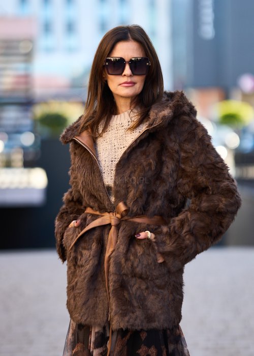 Brązowa dwustronna kurtka z futrzanym wykończeniem, kapturem i paskiem w talii, styl boho chic