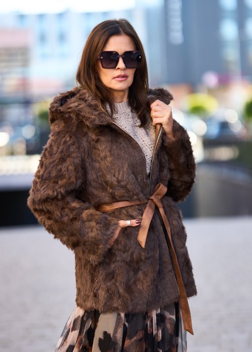Brązowa dwustronna kurtka z futrzanym wykończeniem, kapturem i paskiem w talii, styl boho chic