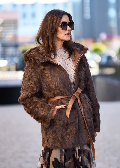 Brązowa dwustronna kurtka z futrzanym wykończeniem, kapturem i paskiem w talii, styl boho chic