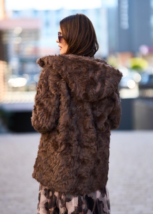 Brązowa dwustronna kurtka z futrzanym wykończeniem, kapturem i paskiem w talii, styl boho chic