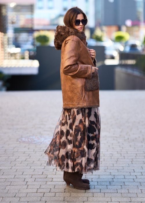 Brązowa dwustronna kurtka z futrzanym wykończeniem, kapturem i paskiem w talii, styl boho chic