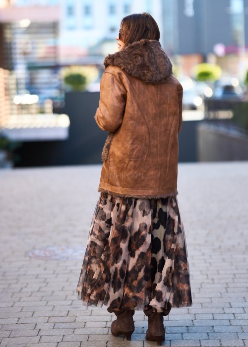 Brązowa dwustronna kurtka z futrzanym wykończeniem, kapturem i paskiem w talii, styl boho chic