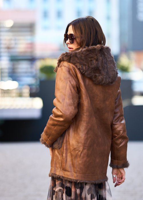 Brązowa dwustronna kurtka z futrzanym wykończeniem, kapturem i paskiem w talii, styl boho chic