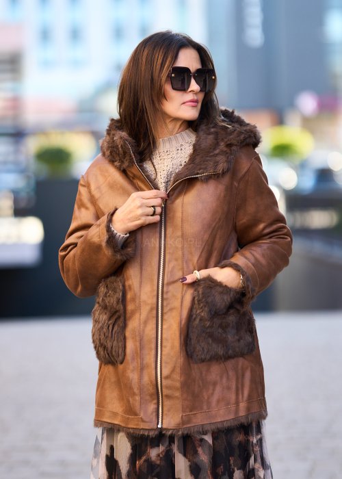 Brązowa dwustronna kurtka z futrzanym wykończeniem, kapturem i paskiem w talii, styl boho chic