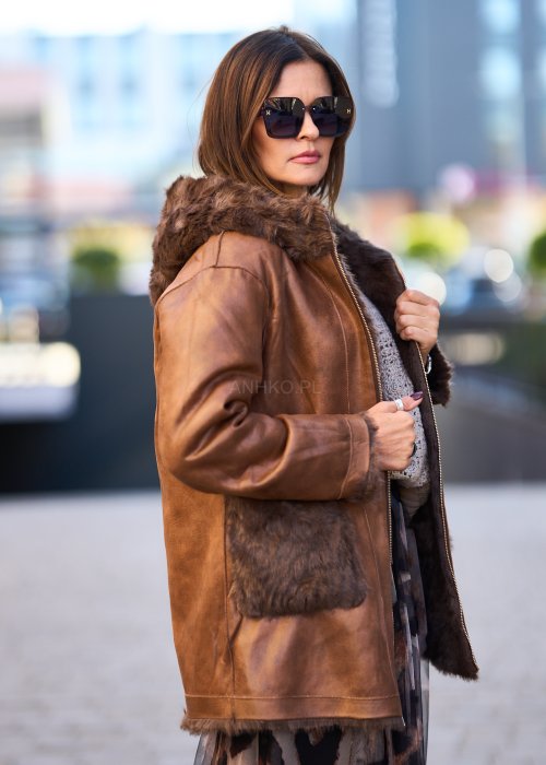 Brązowa dwustronna kurtka z futrzanym wykończeniem, kapturem i paskiem w talii, styl boho chic
