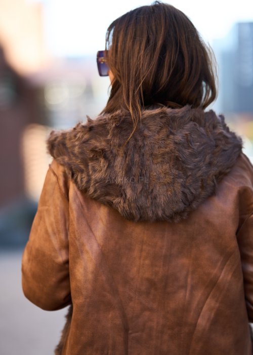 Brązowa dwustronna kurtka z futrzanym wykończeniem, kapturem i paskiem w talii, styl boho chic