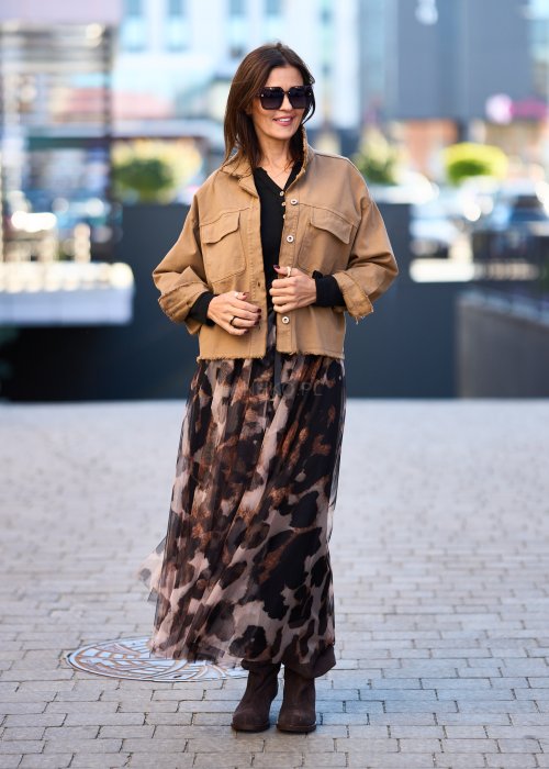 Krótka kurtka koszulowa w kolorze camel, z kieszeniami i surowym wykończeniem brzegów