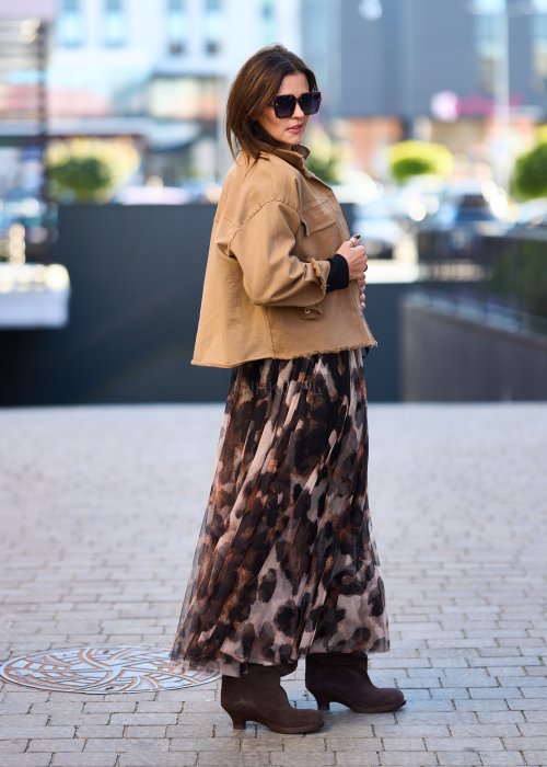 Krótka kurtka koszulowa w kolorze camel, z kieszeniami i surowym wykończeniem brzegów