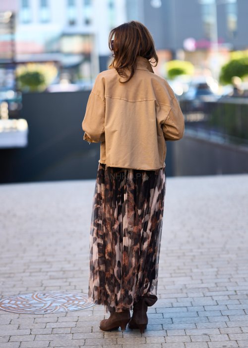 Krótka kurtka koszulowa w kolorze camel, z kieszeniami i surowym wykończeniem brzegów