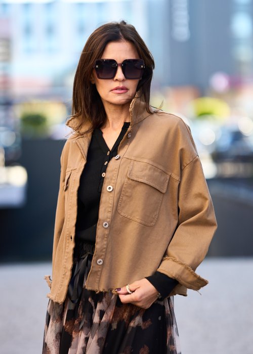 Krótka kurtka koszulowa w kolorze camel, z kieszeniami i surowym wykończeniem brzegów