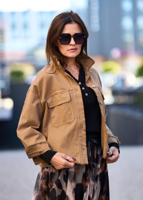 Krótka kurtka koszulowa w kolorze camel, z kieszeniami i surowym wykończeniem brzegów