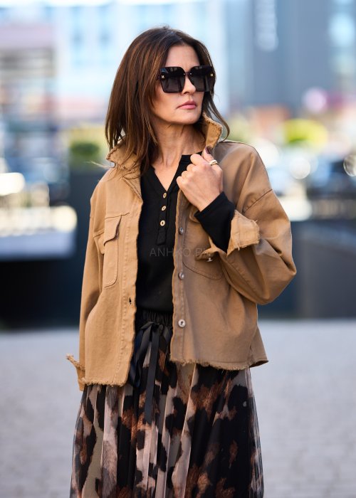 Krótka kurtka koszulowa w kolorze camel, z kieszeniami i surowym wykończeniem brzegów