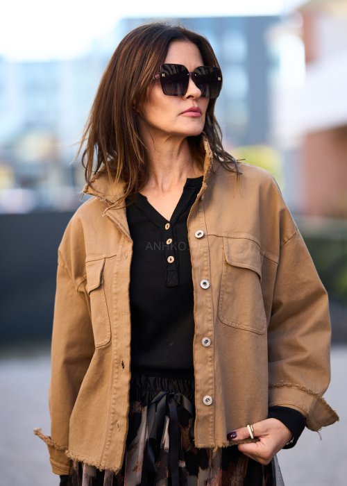 Krótka kurtka koszulowa w kolorze camel, z kieszeniami i surowym wykończeniem brzegów