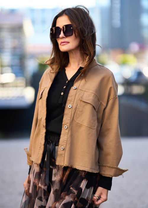 Krótka kurtka koszulowa w kolorze camel, z kieszeniami i surowym wykończeniem brzegów