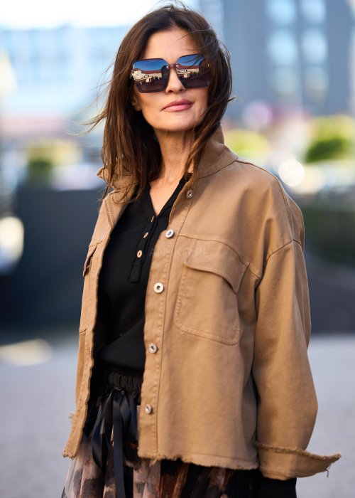 Krótka kurtka koszulowa w kolorze camel, z kieszeniami i surowym wykończeniem brzegów