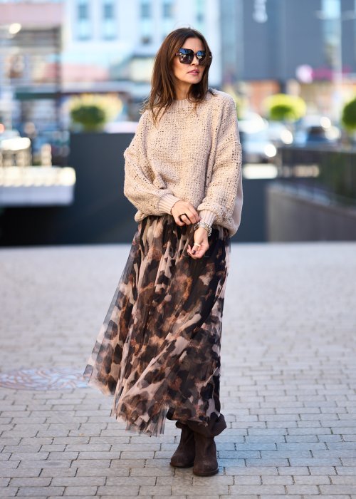Damska spódnica tiulowa midi w panterkę w odcieniach beżu, brązu i czerni z elastyczną talią, lekka warstwowa konstrukcja.