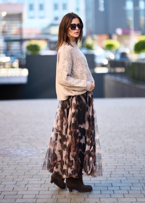 Damska spódnica tiulowa midi w panterkę w odcieniach beżu, brązu i czerni z elastyczną talią, lekka warstwowa konstrukcja.