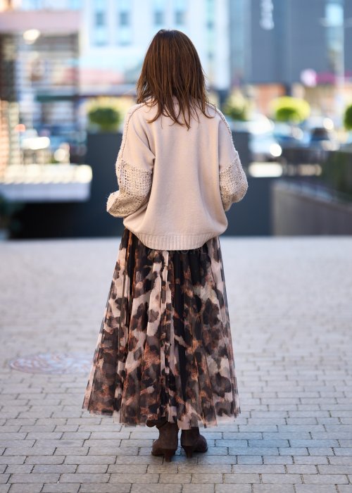 Damska spódnica tiulowa midi w panterkę w odcieniach beżu, brązu i czerni z elastyczną talią, lekka warstwowa konstrukcja.