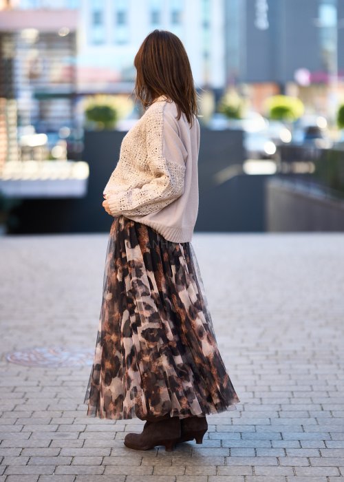 Damska spódnica tiulowa midi w panterkę w odcieniach beżu, brązu i czerni z elastyczną talią, lekka warstwowa konstrukcja.