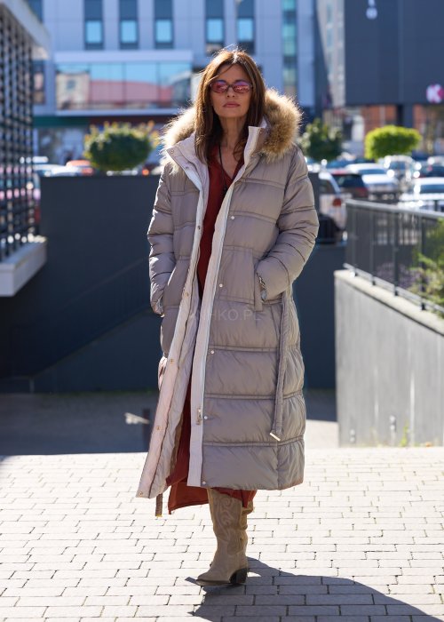 Długa pikowana kurtka z kapturem i futrzanym wykończeniem w kolorze taupe, ocieplana, z zamkiem i kieszeniami