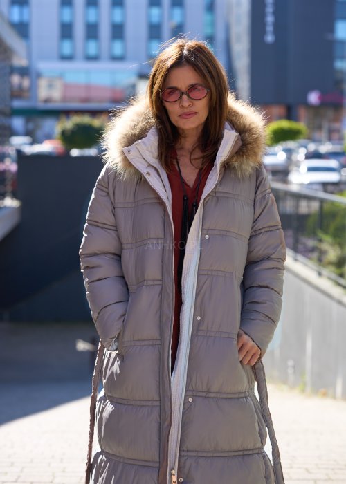 Długa pikowana kurtka z kapturem i futrzanym wykończeniem w kolorze taupe, ocieplana, z zamkiem i kieszeniami