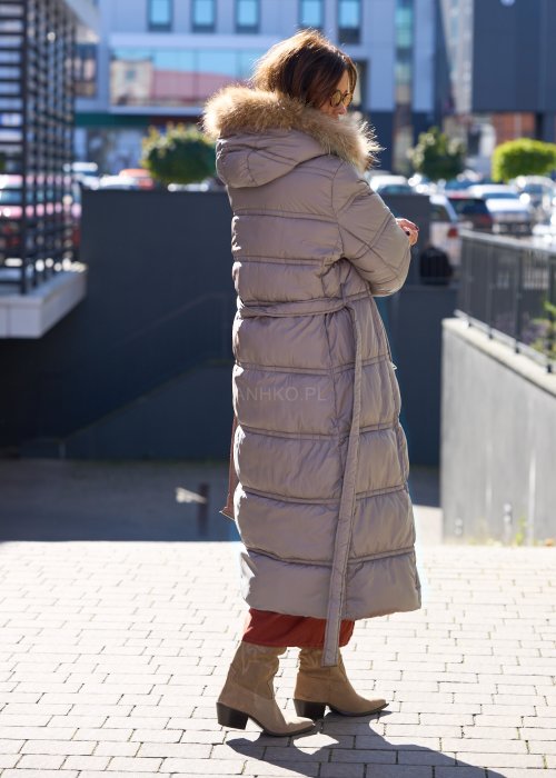 Długa pikowana kurtka z kapturem i futrzanym wykończeniem w kolorze taupe, ocieplana, z zamkiem i kieszeniami