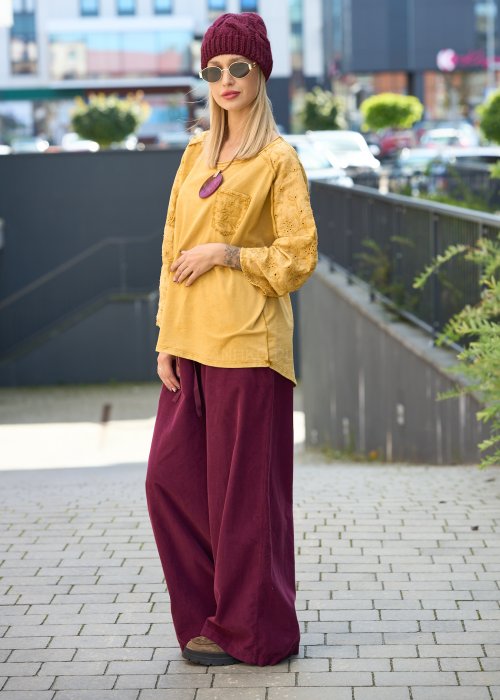 Luźne, szerokie spodnie w kolorze głębokiego bordo