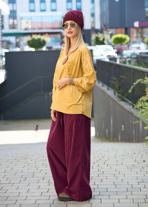 Luźne, szerokie spodnie w kolorze głębokiego bordo