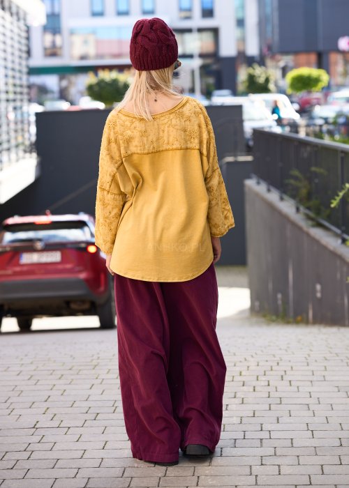 Luźne, szerokie spodnie w kolorze głębokiego bordo