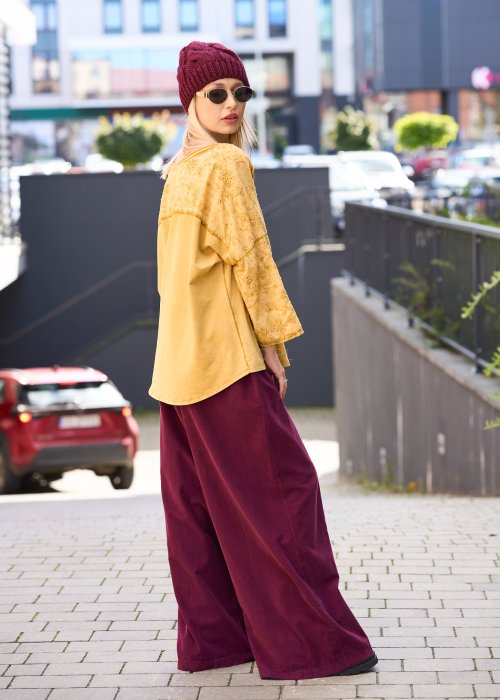 Luźne, szerokie spodnie w kolorze głębokiego bordo