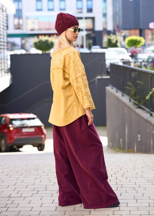 Luźne, szerokie spodnie w kolorze głębokiego bordo