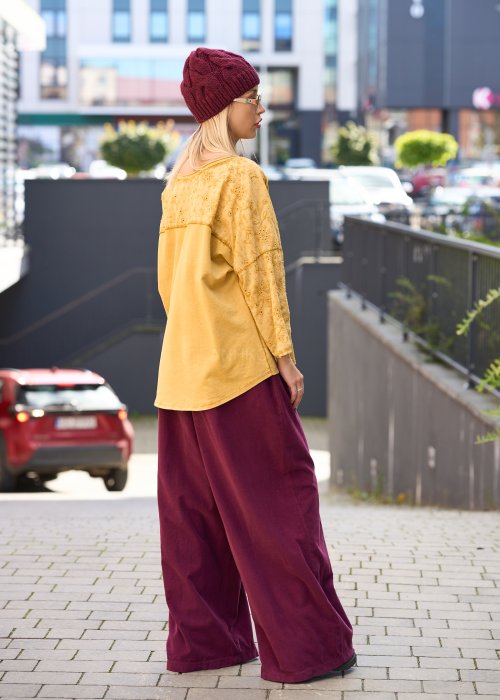 Luźne, szerokie spodnie w kolorze głębokiego bordo