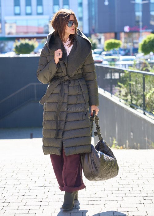 Długa pikowana kurtka z kapturem i paskiem w talii w kolorze khaki, ocieplana, o kobiecym fasonie