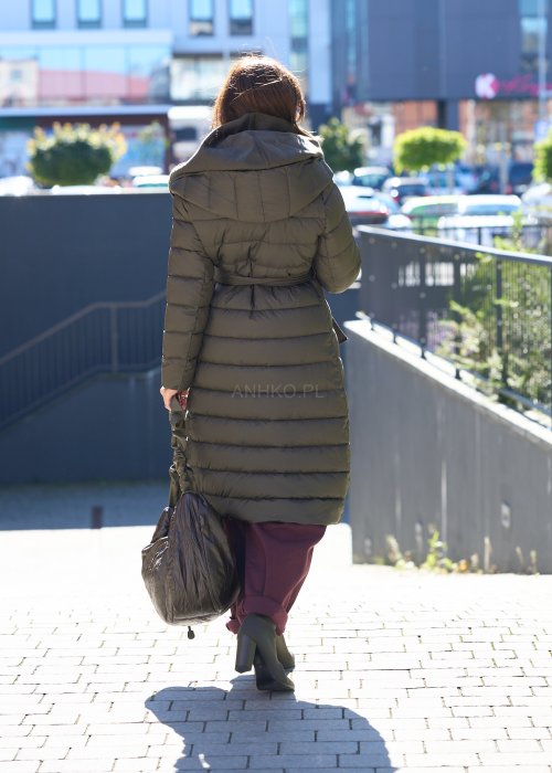 Długa pikowana kurtka z kapturem i paskiem w talii w kolorze khaki, ocieplana, o kobiecym fasonie