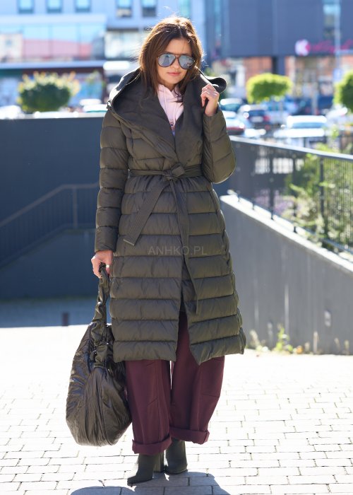 Długa pikowana kurtka z kapturem i paskiem w talii w kolorze khaki, ocieplana, o kobiecym fasonie