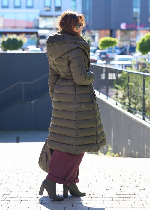 Długa pikowana kurtka z kapturem i paskiem w talii w kolorze khaki, ocieplana, o kobiecym fasonie