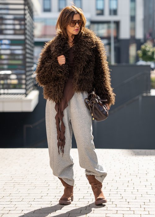 Brązowa bluzka o nietuzinkowym kroju